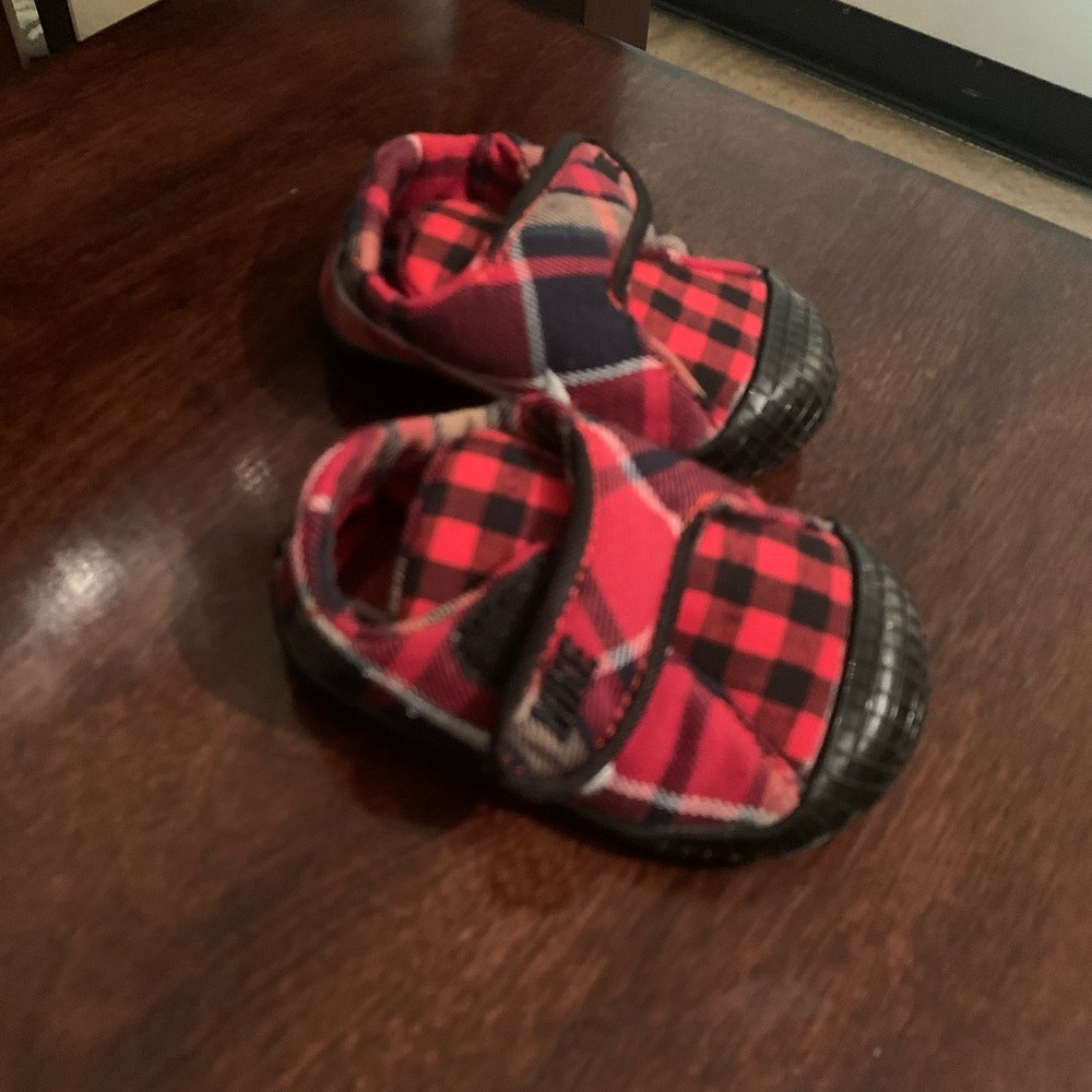 Nike crib shoe